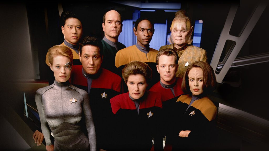Star Trek: Voyager - Kate Mulgrew Only Got the Role Because the Original Actress "Couldn't memorize seven pages a day" 6 The USS Voyager crew in Star Trek: Voyager