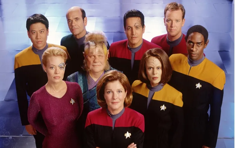 "A great sorrow to me on many levels": Even Kate Mulgrew Hated 1 Actor Leaving Star Trek: Voyager, Which Led to the Show's Eventual Fracture 11 The cast of Star Trek: Voyager headed by Kate Mulgrew