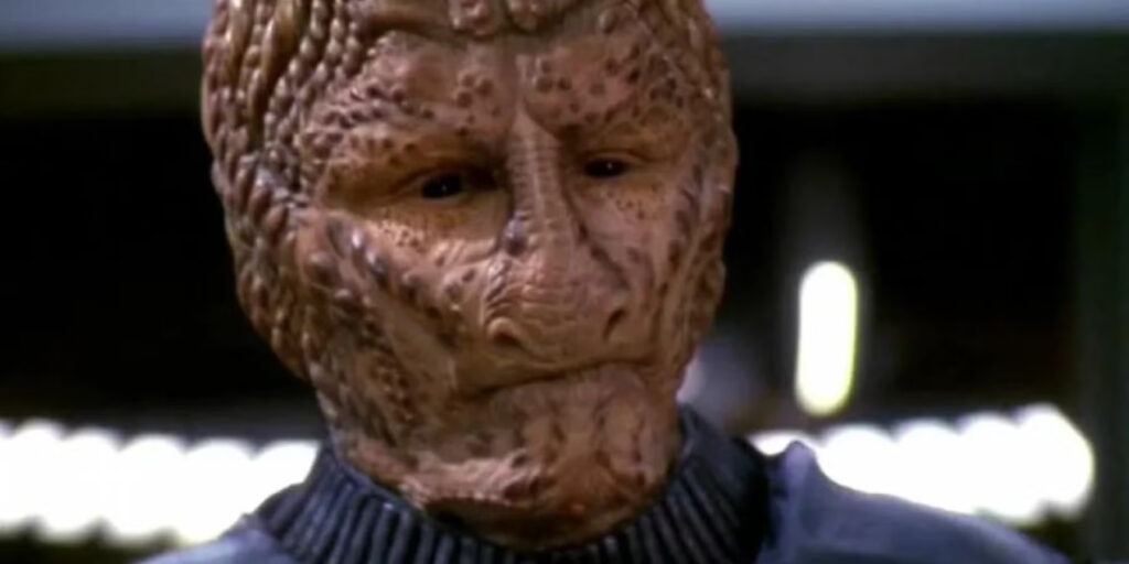 Star Trek’s Biggest Crime: One of Voyager’s Most Acclaimed Episodes Forgot an Entire Plotline About a Hologram Civilization Created From Scratch 1 A Hirogen hunter in Star Trek