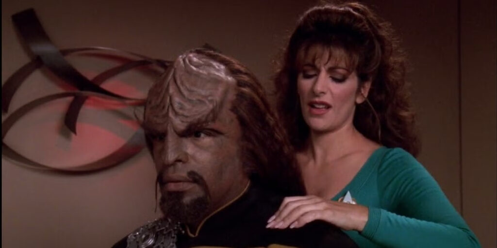 Marina Sirtis: Star Trek’s Troi-Worf Romance Made Michael Dorn’s Character “Totally Un-Klingon” 4 Deanna Troi gives Worf a massage