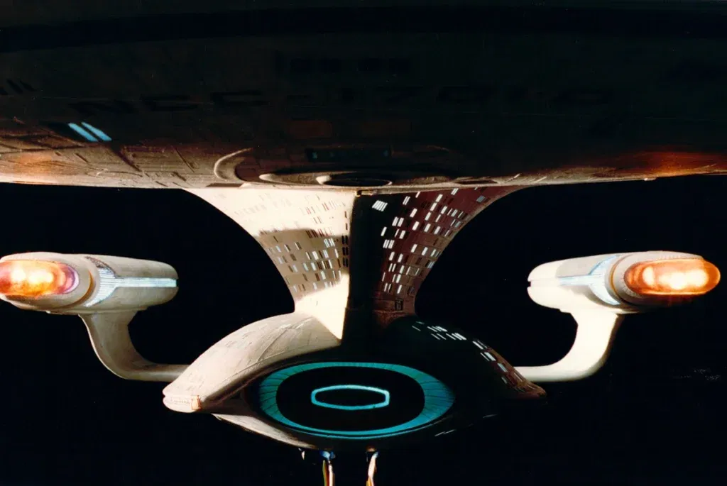 Jonathan Frakes on Star Trek VFX Quality Changes: "I'm guessing that the variation… came down to money and time" 14 The USS Enterprise-D in Star Trek: TNG