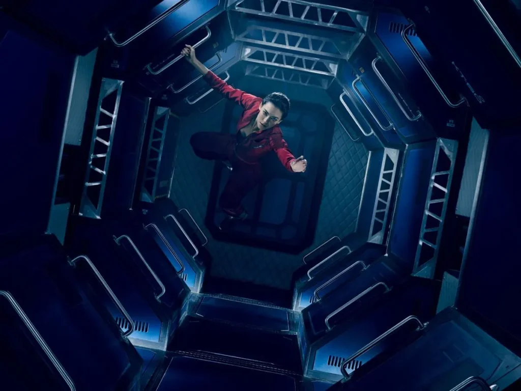 If You Secretly Love Star Trek: Voyager, Then This 95% Rotten Tomatoes Show With the Most Realistic Sci-Fi I’ve Ever Seen Is for You 5 A cast member of The Expanse floats in zero gravity