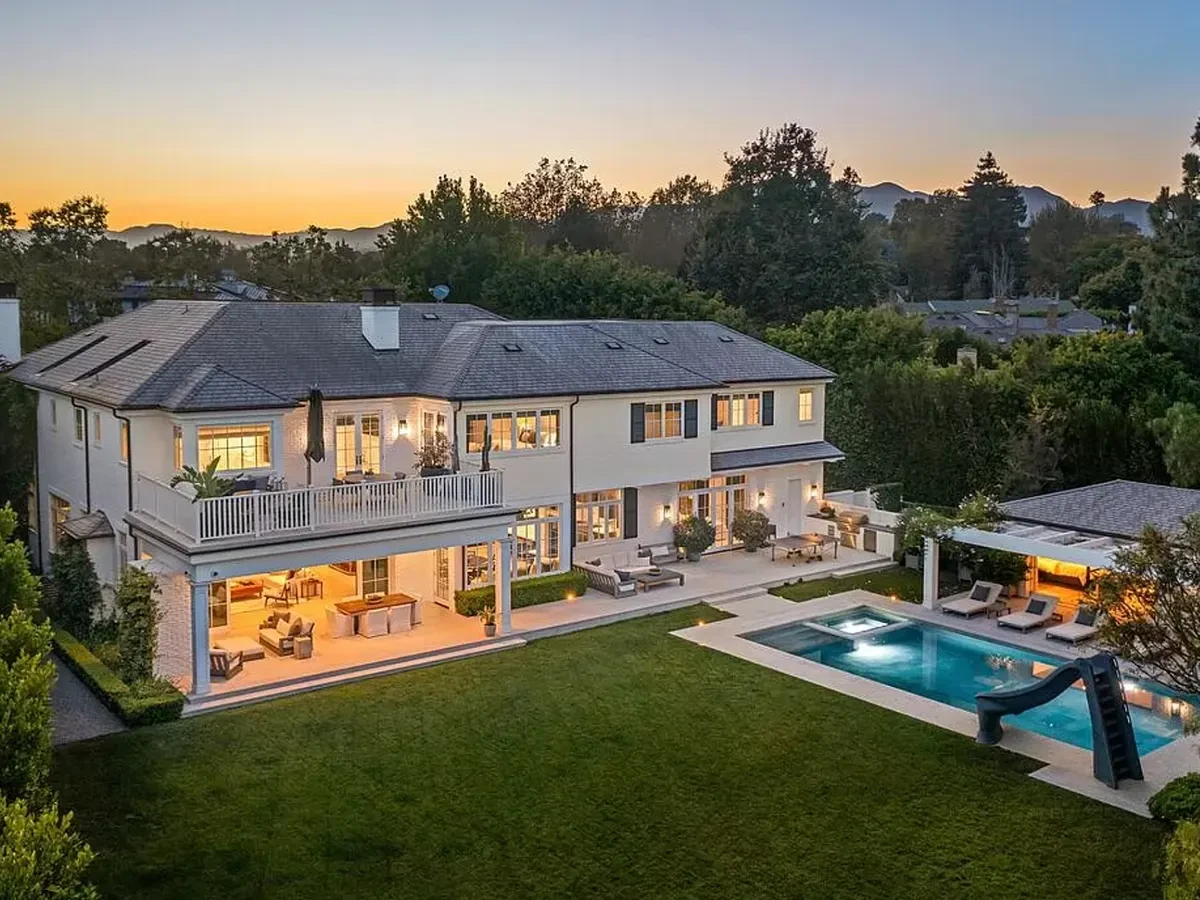 The humongous mansion of Ben Affleck.