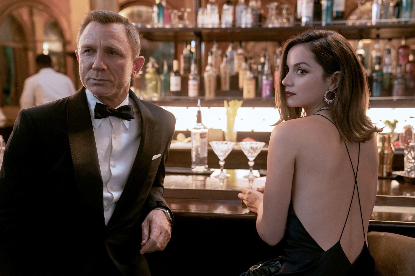 Daniel Craig and Ana de Armas in No Time To Die (2021).