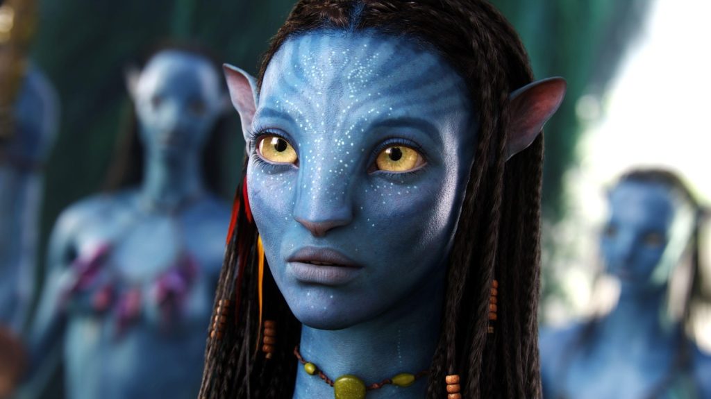 Zoe Saldaña como Neytiri mirando a Jake con sus grandes ojos en Avatar