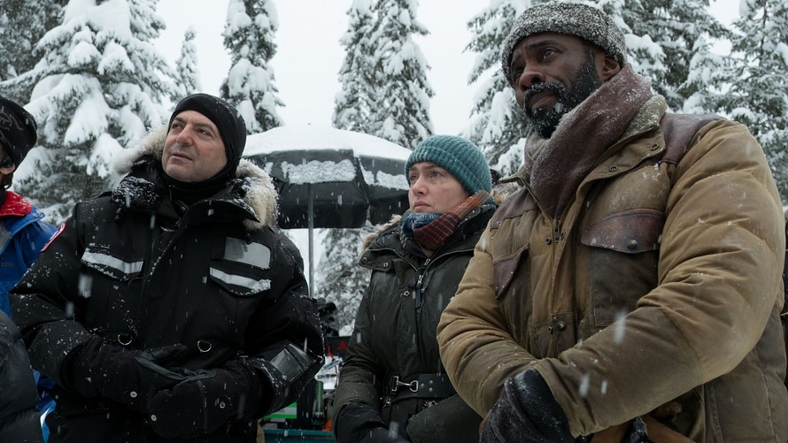 Kate Winslet and Idris Elba in The Mountain Between Us (2017)