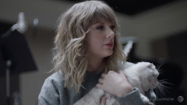 Taylor Swift poses with Olivia Benson in an AT&T commercial