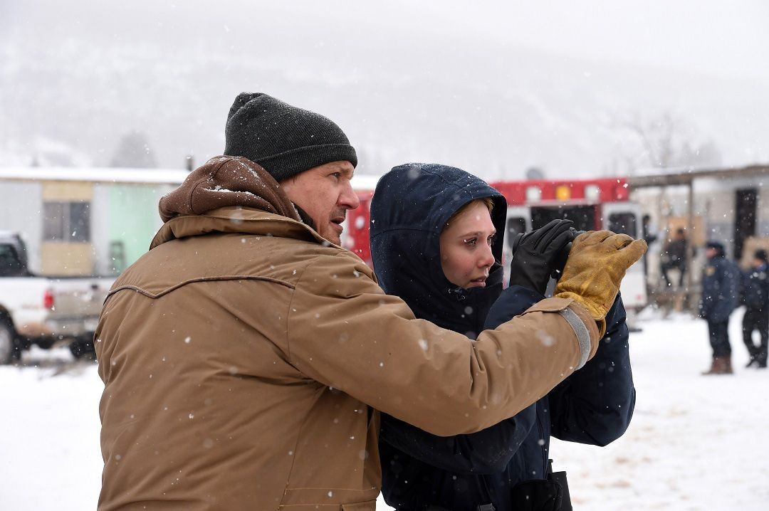Jeremy Renner and Elizabeth Olsen in Wind River (2017)