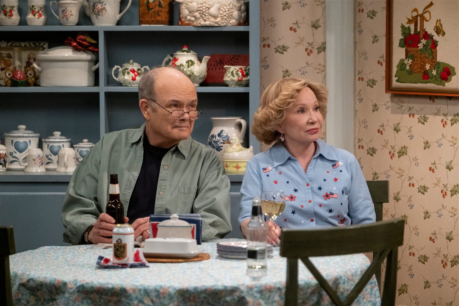 That ‘90s Show. (L to R) Kurtwood Smith as Red Forman, Debra Jo Rupp as Kitty Forman in episode 101 of That ‘90s Show. Cr. Patrick Wymore/Netflix © 2022