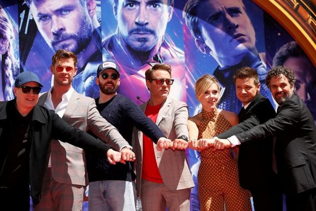 Robert Downey Jr, Chris Evans, Marl Ruffalo, Scarlett Johansson, Chris Hemsworth, Jeremy Renner and Kevin Feige poses for a picture