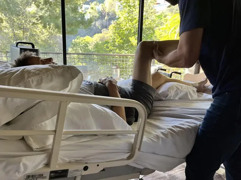 Jeremy Renner receiving physical treatment on his leg