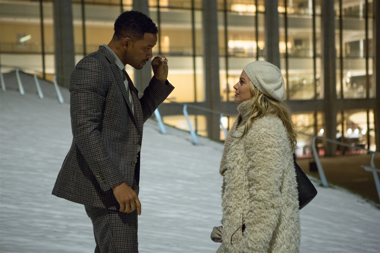 Will Smith and Margot Robbie in Focus (2015)
