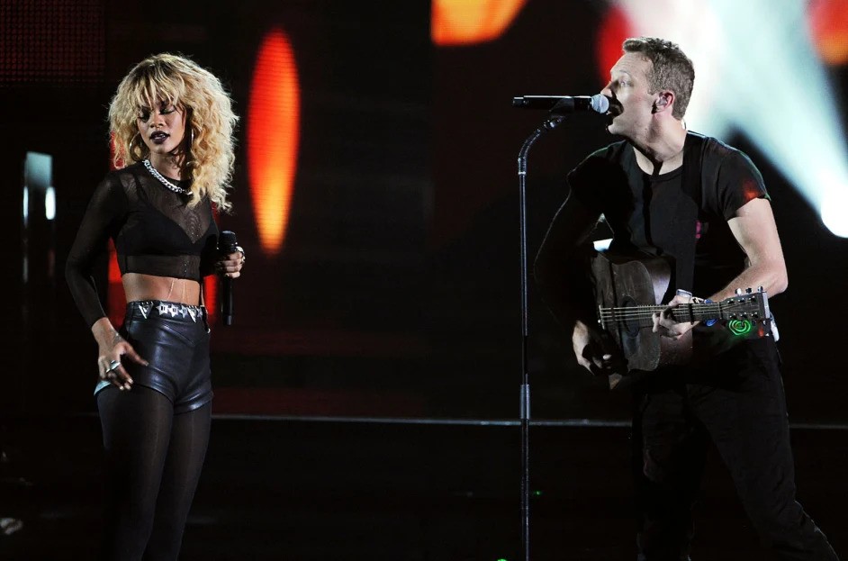 Rihanna and Chris Martin performing together in 2012