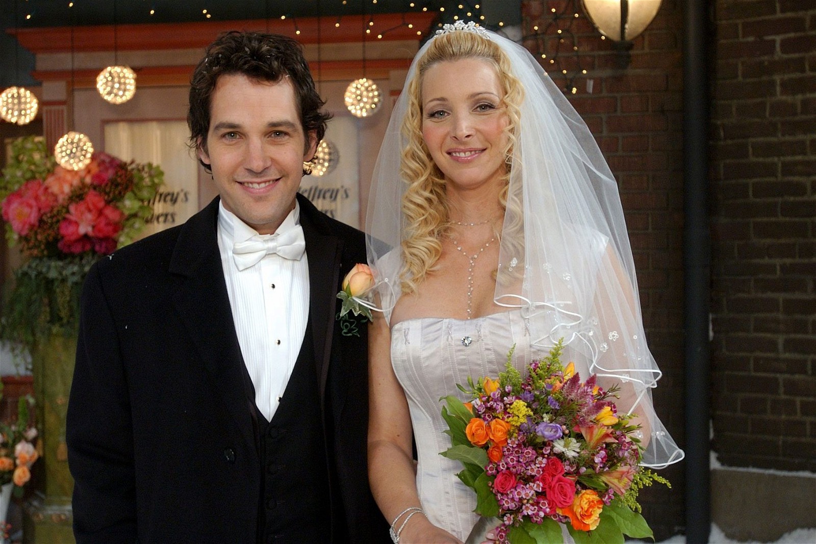 Paul Rudd and Lisa Kudrow at the set of FRIENDS 
