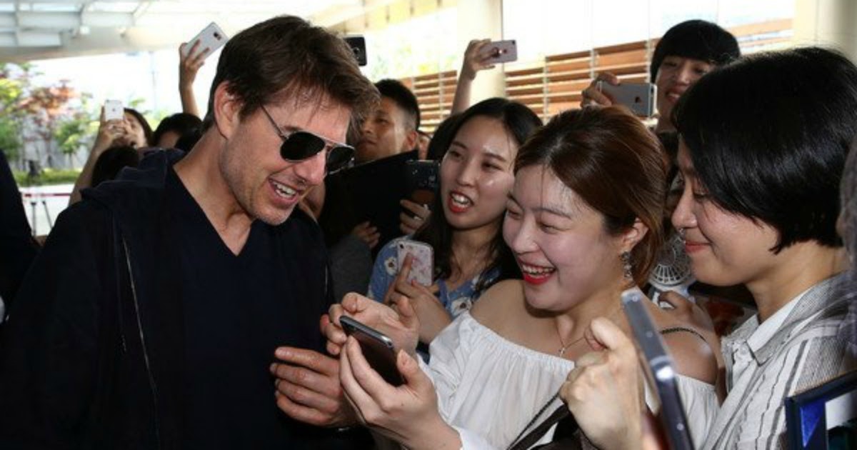 Tom Cruise with his fans