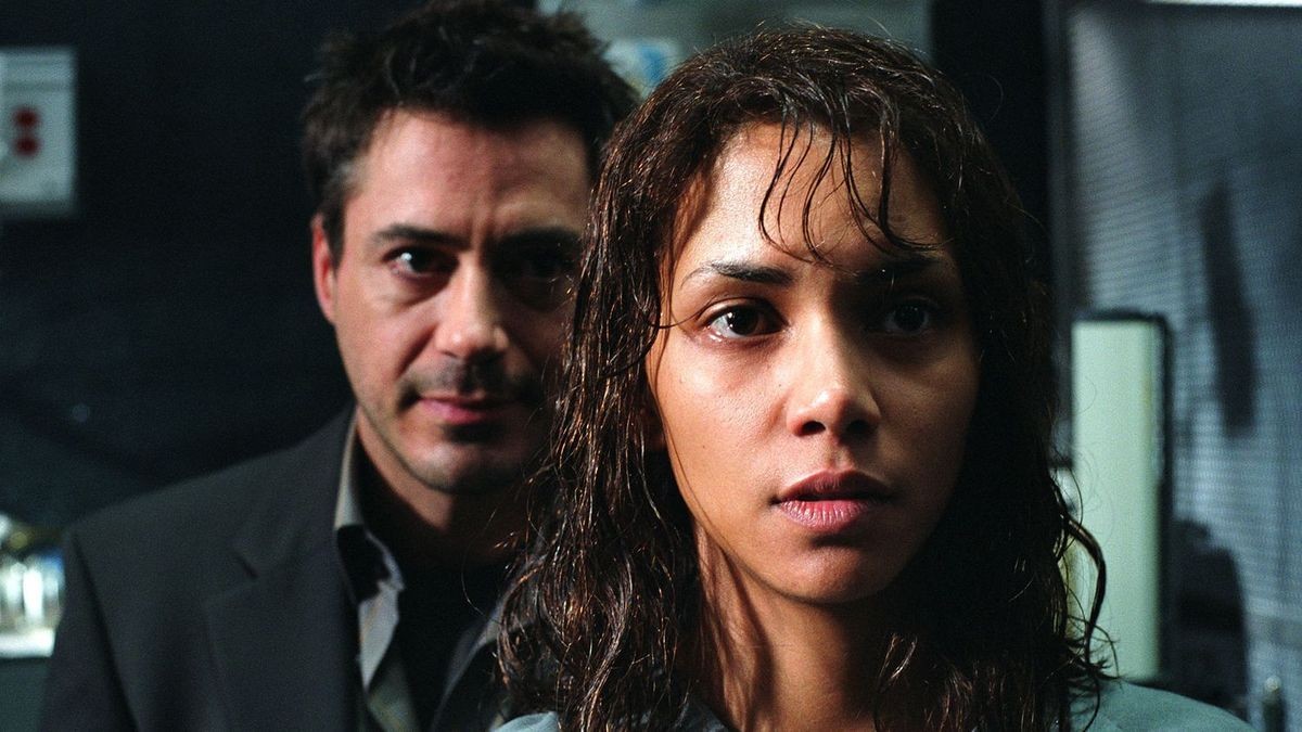 A still of Robert Downey Jr. and Halle Berry in Gothika (2003)