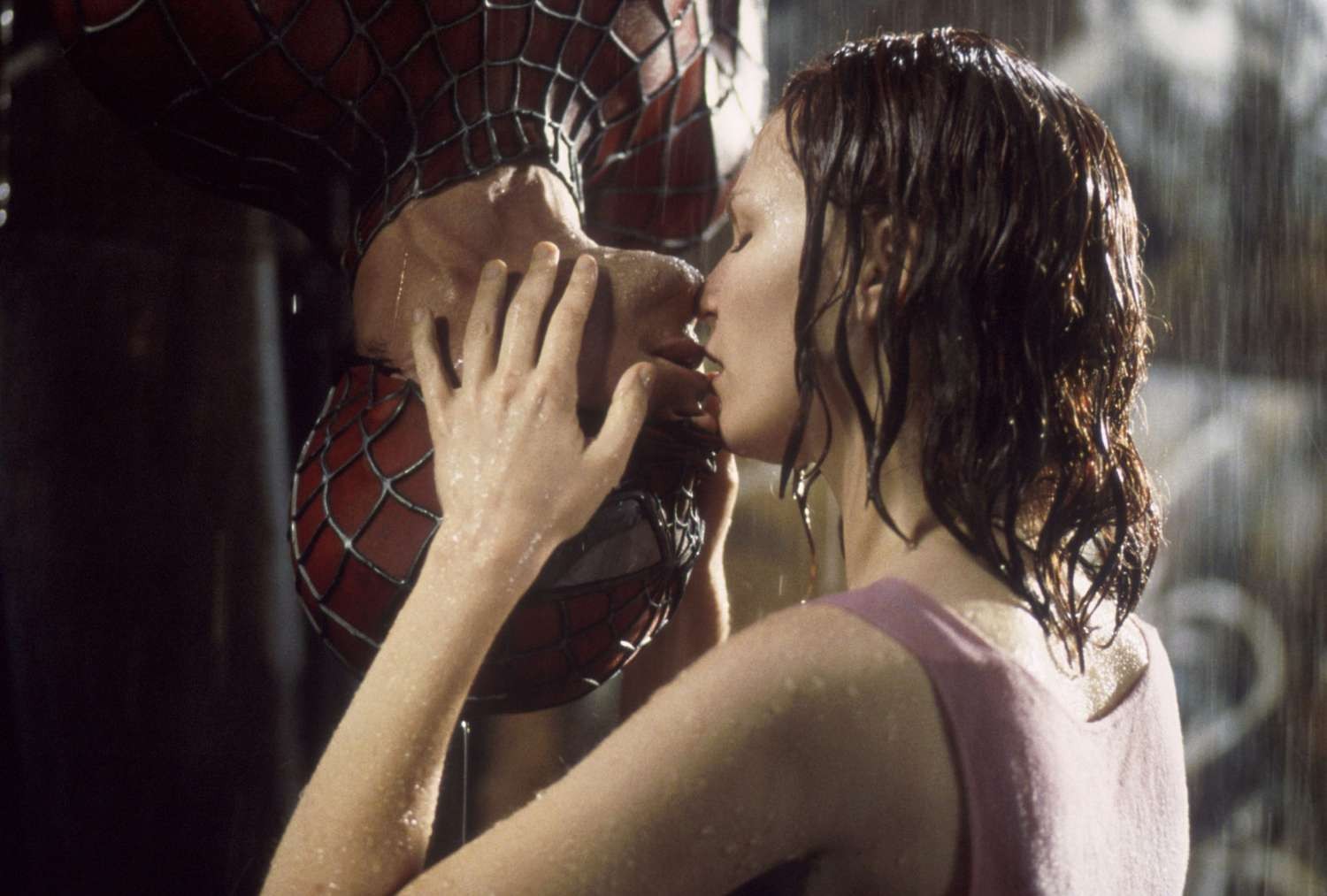 Kirsten Dunst and Tobey Maguire kiss in Spider-Man