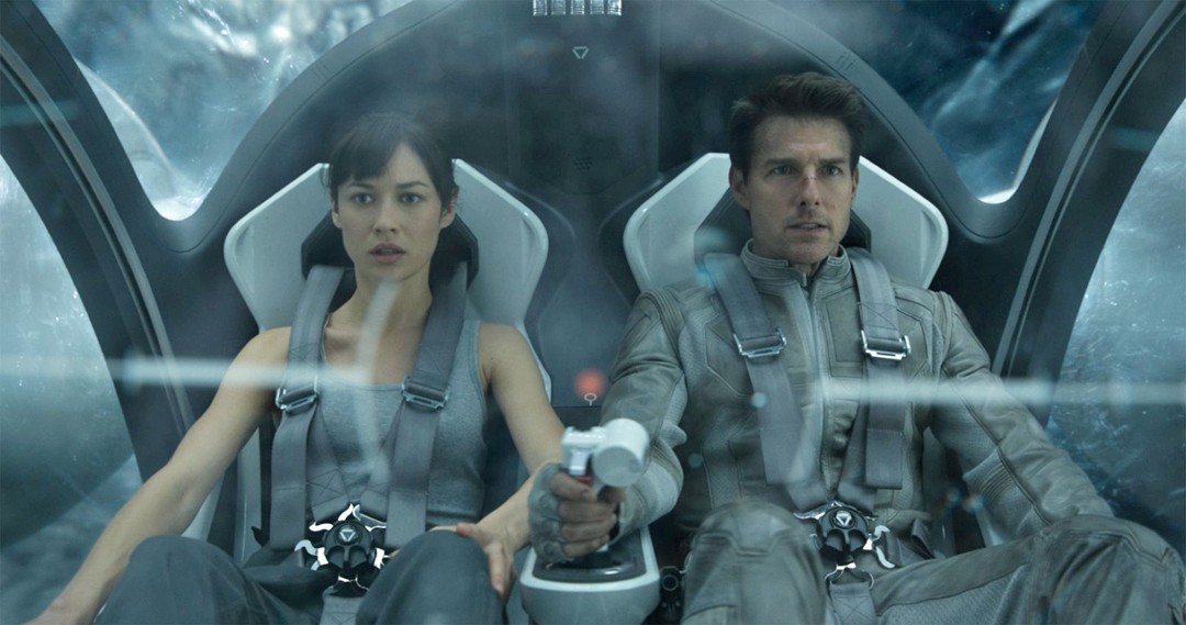 Tom Cruise and Olga Kurylenko in Oblivion