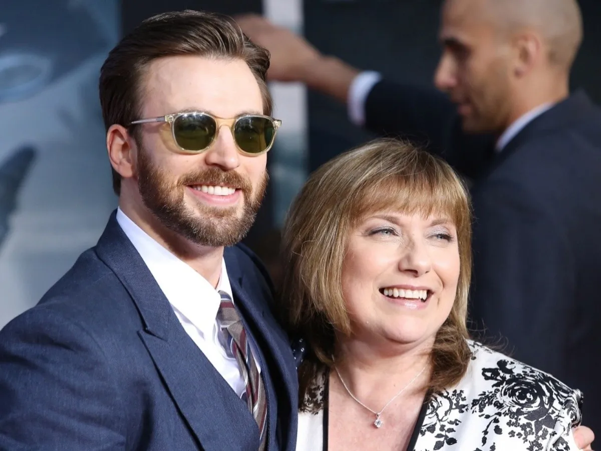 Chris Evans with mother