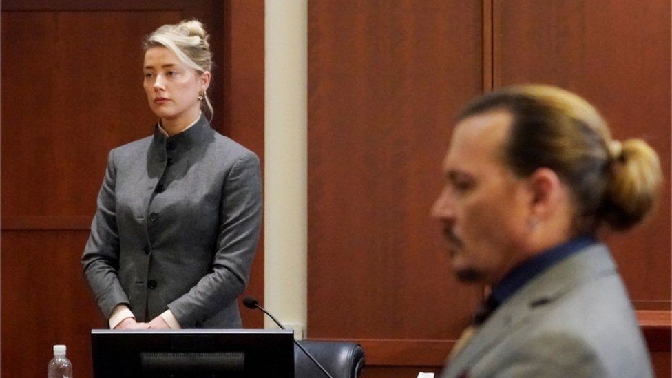 Amber Heard and Johnny Depp in Courtroom.
