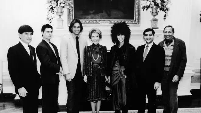 Cher with Tom Cruise and the group of dyslexic people in the White House