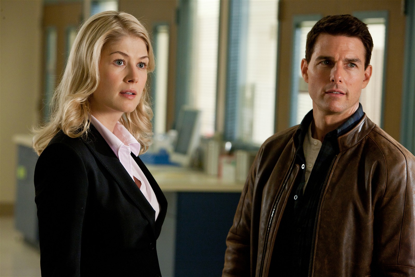 Rosamund Pike and Tom Cruise in Jack Reacher