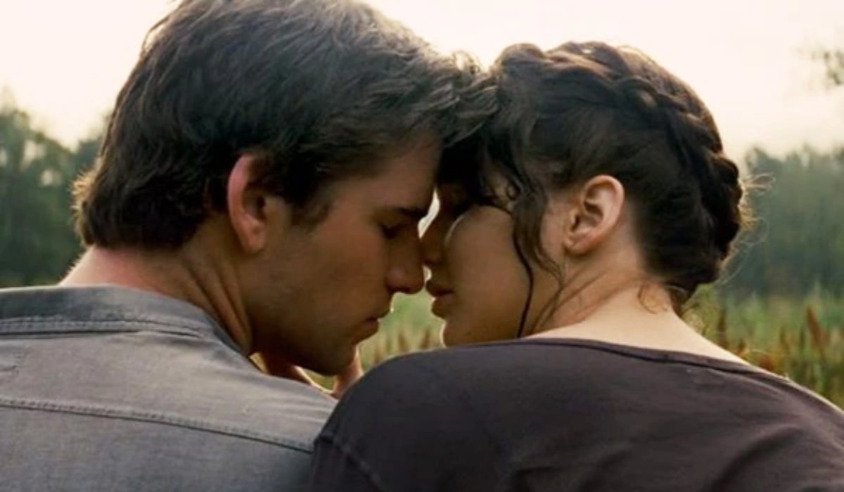 Jennifer Lawrence And Liam Hemsworth Kiss In Hunger Games