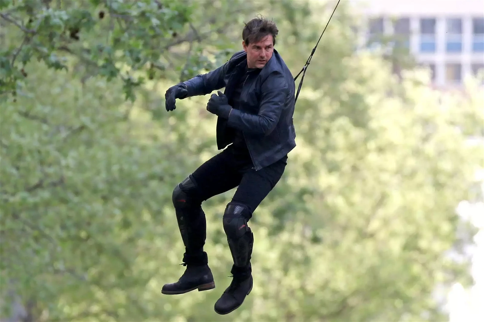 Tom Cruise performs his own stunts 
