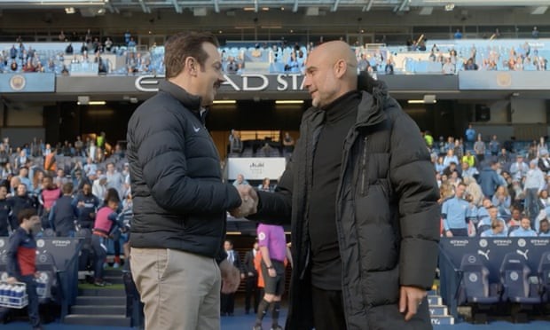 Jason Sudeikis shakes hands with Pep Guardiola in the show