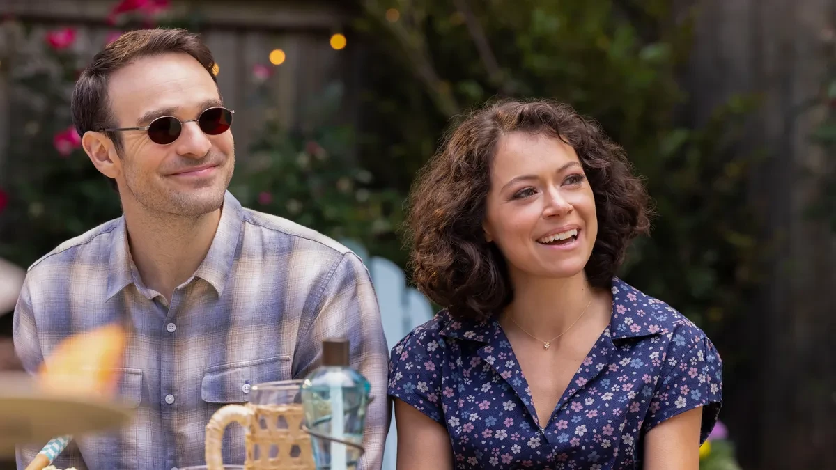 Charlie Cox and Tatiana Maslany in a still from She-Hulk: Attorney At Law 