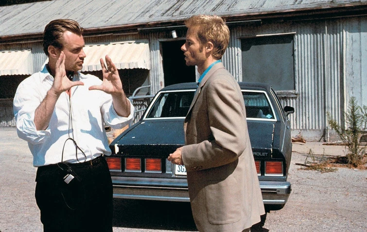 Christopher Nolan and Guy Pearce on the set of Memento (2000)