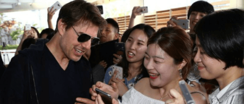 Tom Cruise with his fans 