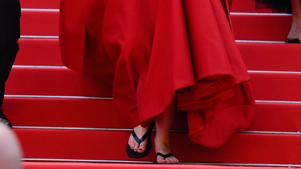 Jennifer Lawrence in flip-flops at Cannes 2023