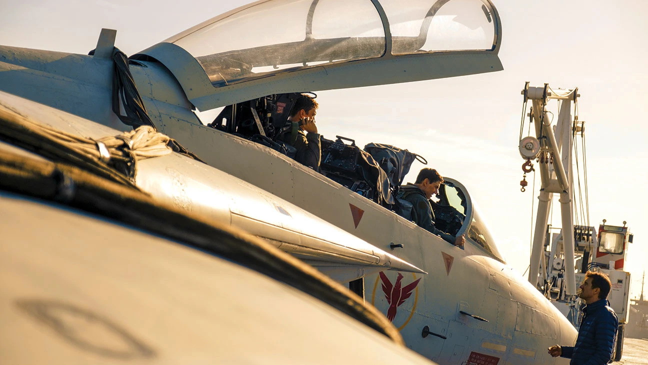 Tom Cruise and Joseph Kosinski on set