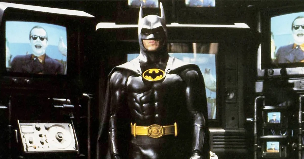 Ezra Millers The Flash Pays Tribute To Michael Keatons Batman