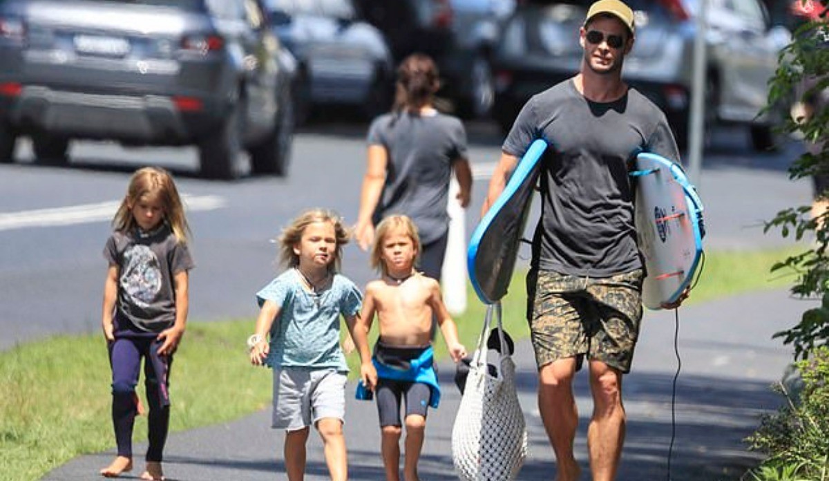 Chris Hemsworth with his children