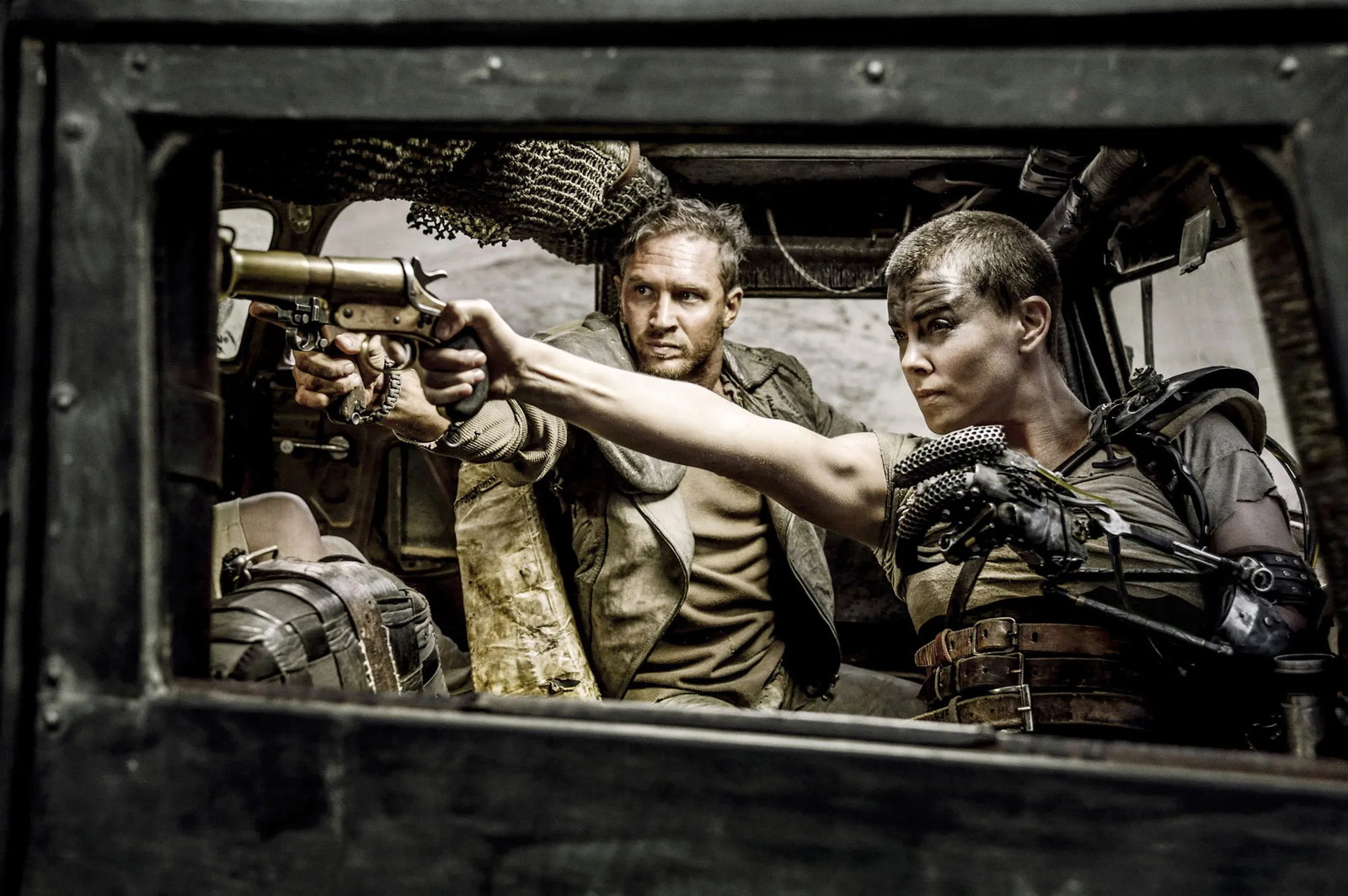 Charlize Theron và Tom Hardy trong Fury Road (2015)