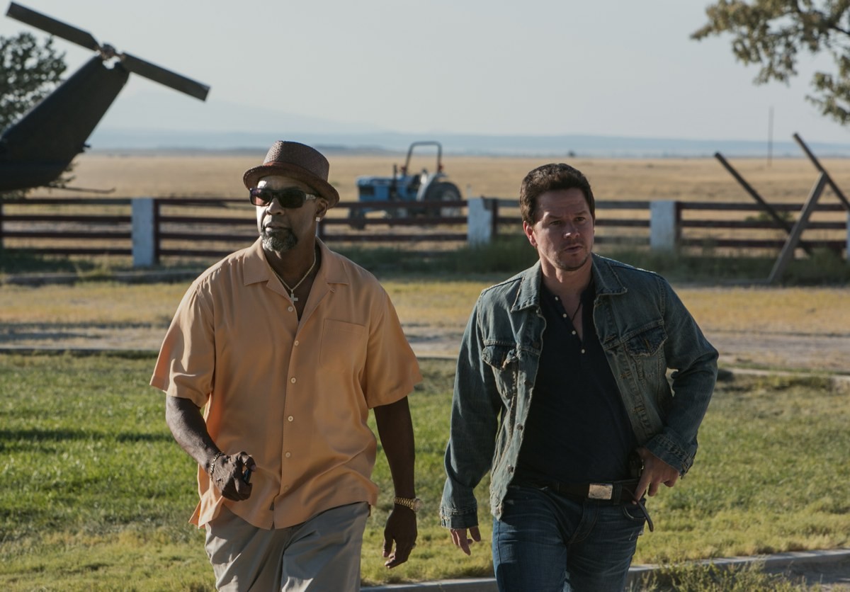 Mark Wahlberg and Denzel Washington in Two Guns (2013).