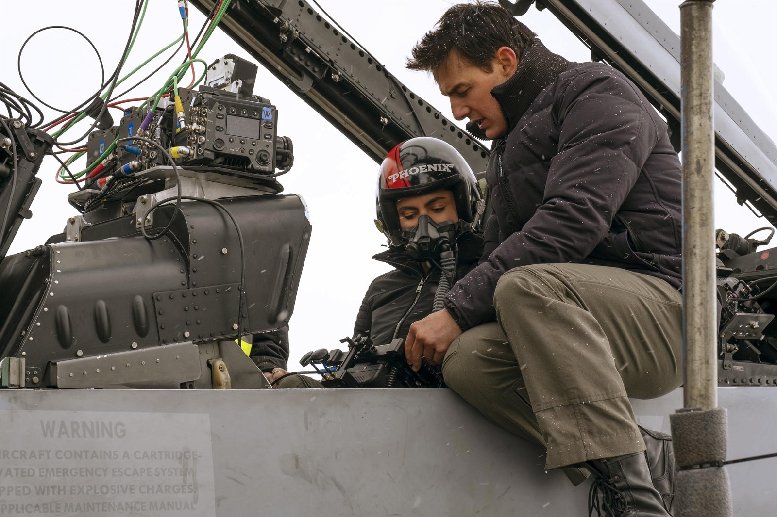 Tom Cruise behind the scenes of Top Gun 2