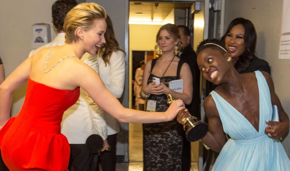 Jennifer Lawrence (Playful) Try to Snatch Lupita Nyong’o’s Oscar