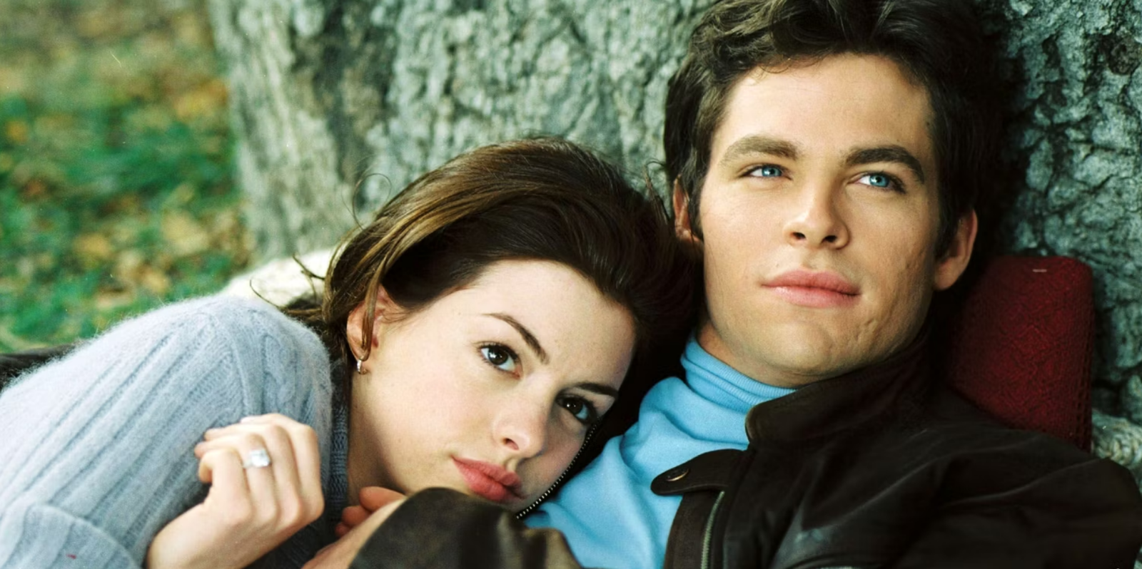 Anne Hathaway and Chris Pine in The Princess Diaries 2: Royal Engagement