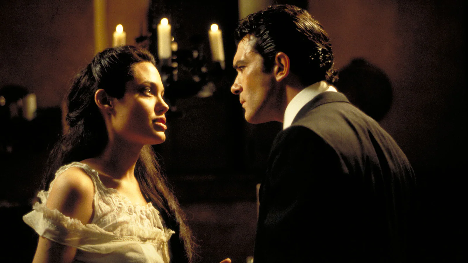 Angelina Jolie and Antonio Banderas in Original Sin
