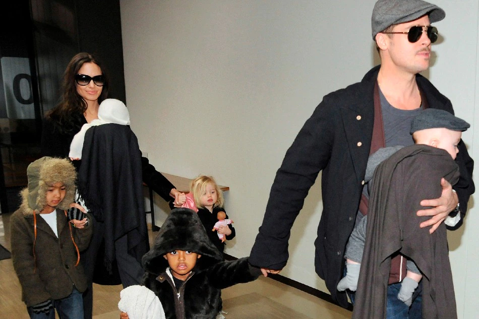 Brad Pitt and Angelina Jolie with their children at Tokyo Airport in 2009