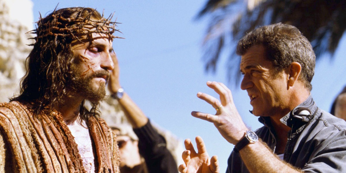 Mel Gibson explaining the scenes to Jim Caviezel on the sets of The Passion of the Christ (2004).