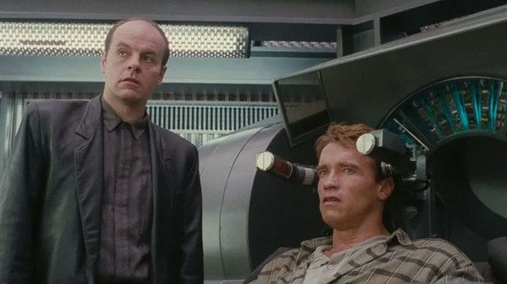 Arnold Schwarzenegger and Michael Ironside in Total Recall