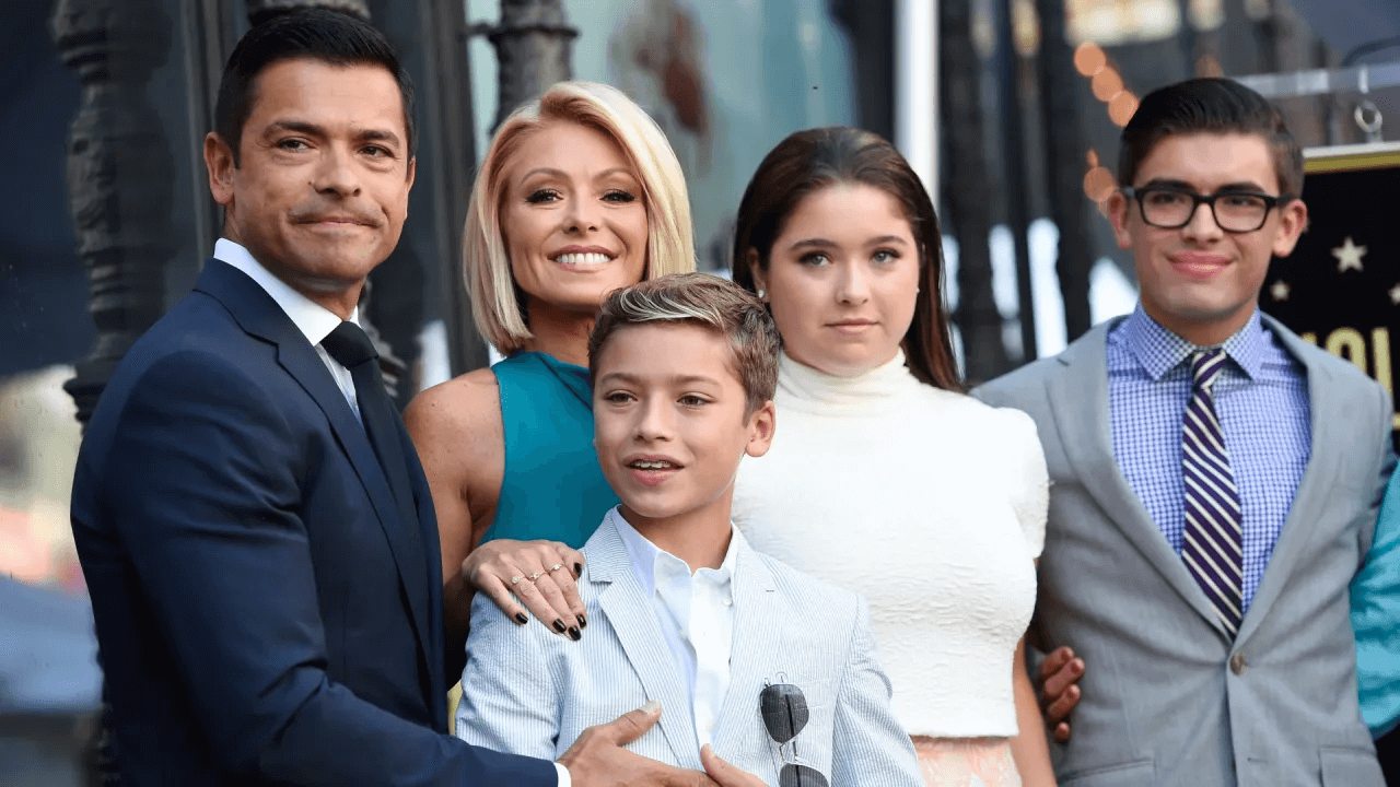 Mark Consuelos and Kelly Ripa with their children