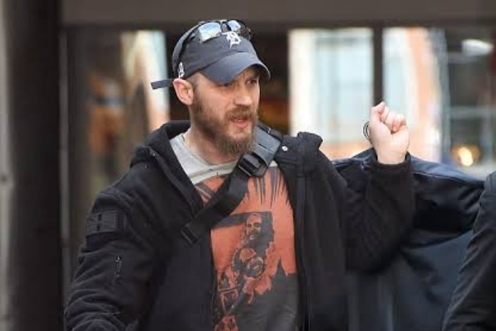 Tom Hardy sporting a T-shirt of him choking the director