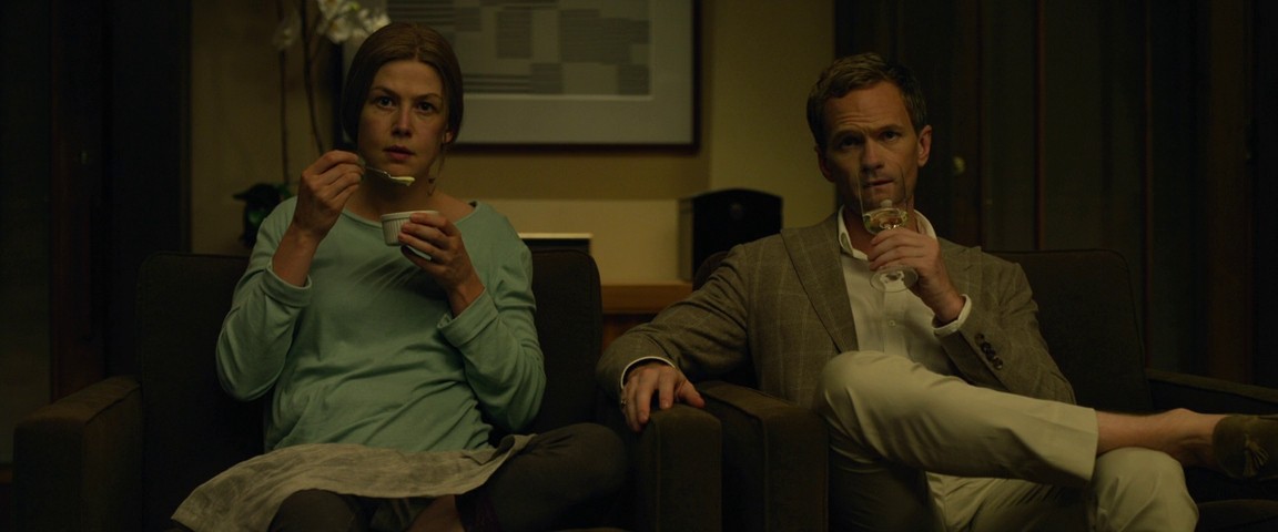 Neil Patrick Harris and Rosamund Pike in Gone Girl (2014).