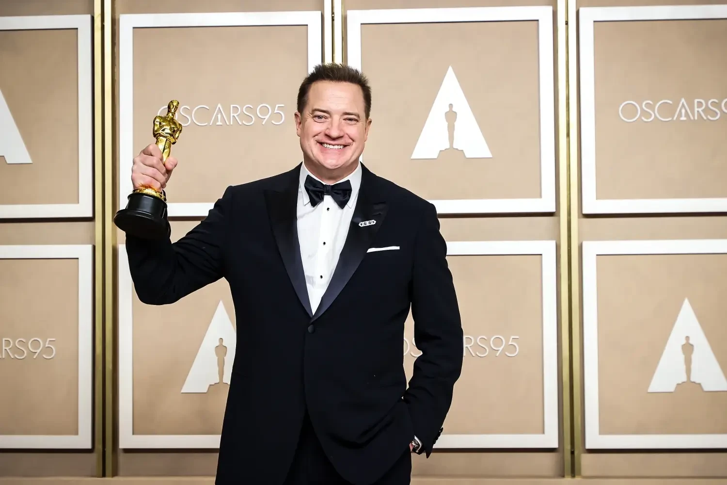 Fraser holding an Oscar