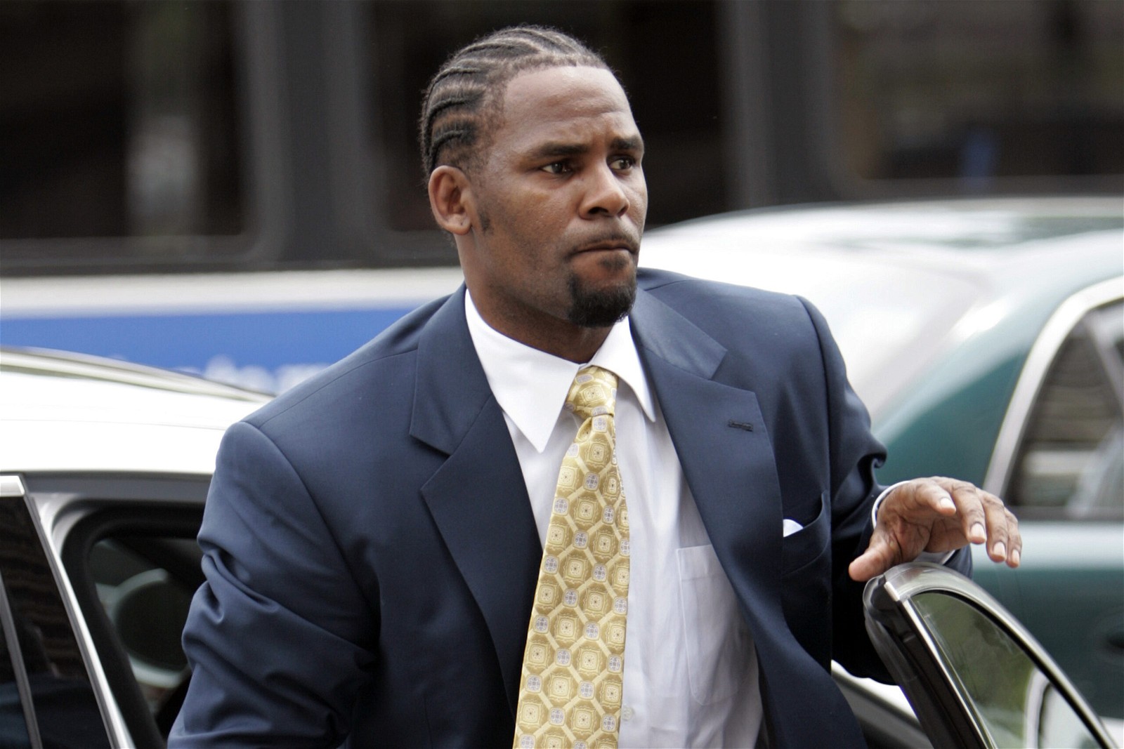 R. Kelly arrives at the Cook County Criminal Court Building, in Chicago